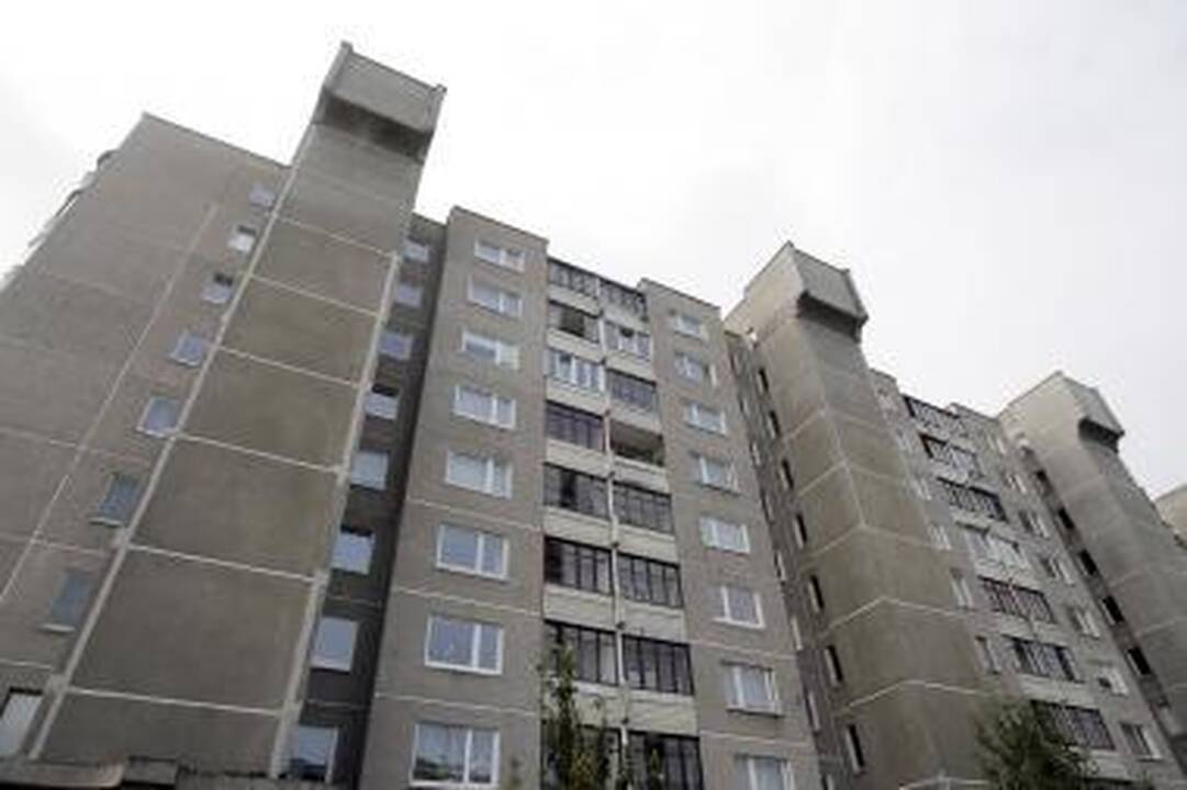 Iš 9 aukšto iškritęs elektrėniškis liko gyvas