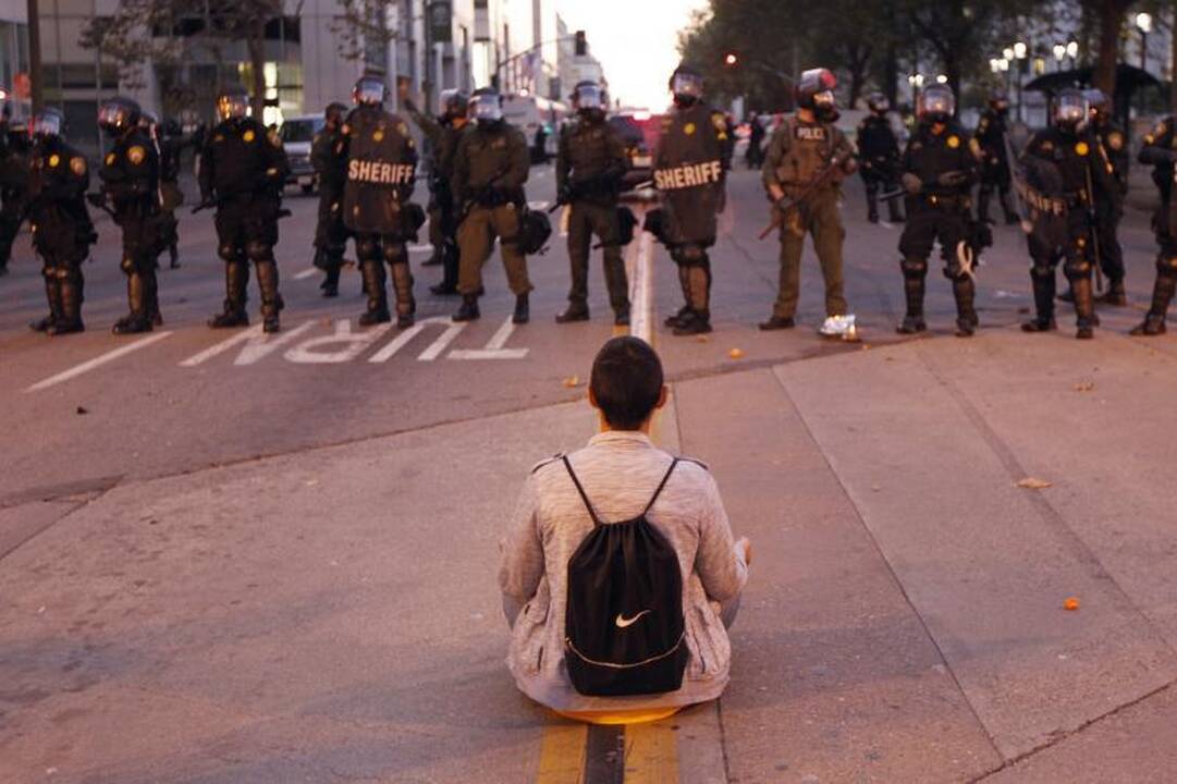 Kalifornijoje protestų dalyvius policija vaikė ašarinėmis dujomis