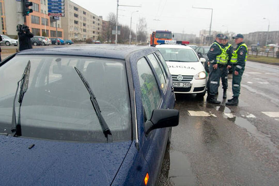 Vilniuje partrenkta per raudoną šviesoforo signalą bėgusi pėsčioji