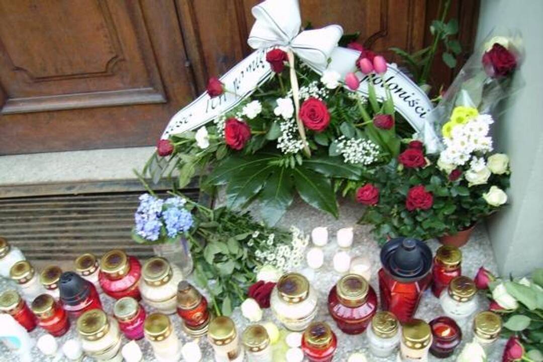 Prie Lenkijos ambasados Vilniuje gula gėlės, degamos žvakutės