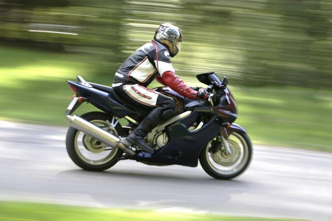 80 proc. vairuotojų vasarą rinktųsi važinėti motociklu