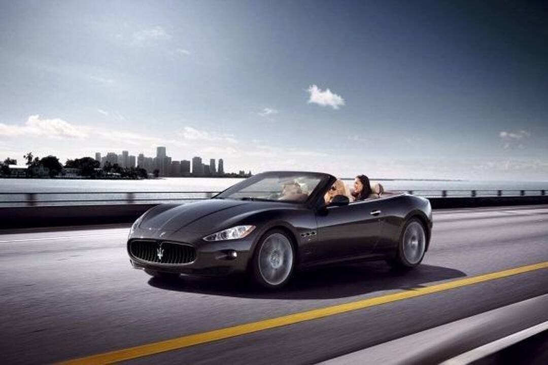 "Maserati GranCabrio" – išskirtinis bei dailiosios lyties mėgstamas prabangus kabrioletas