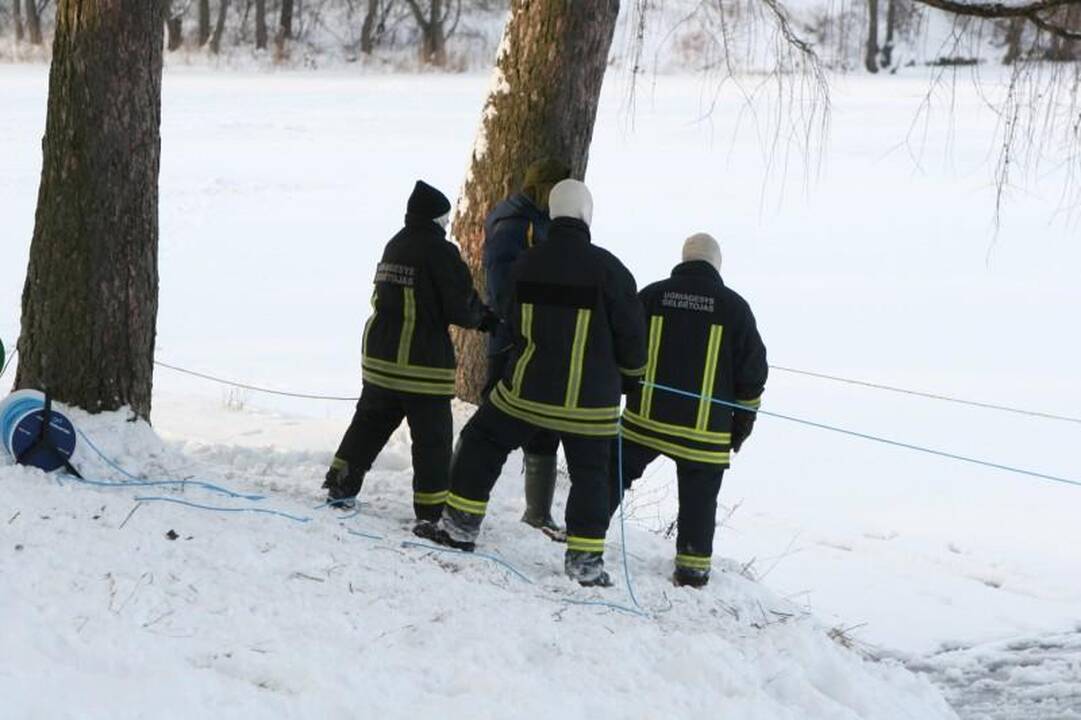 Įlūžus tvenkinio ledui Klaipėdos ugniagesiai gelbėjo vyrą