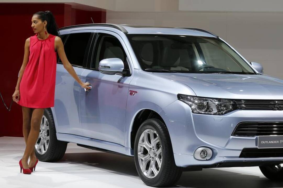 Pristatytas ilgai lauktasis tylusis „Mitsubishi Outlandar PHEV“