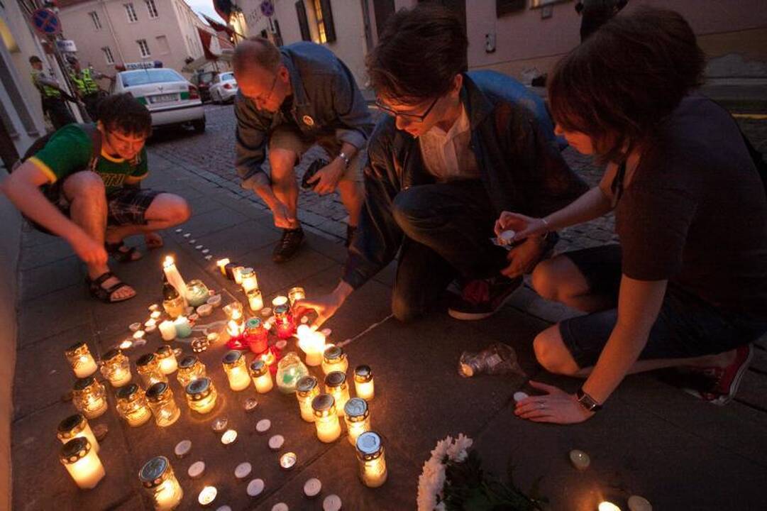 Prie Austrijos ambasados žmonės uždegė žvakutes 