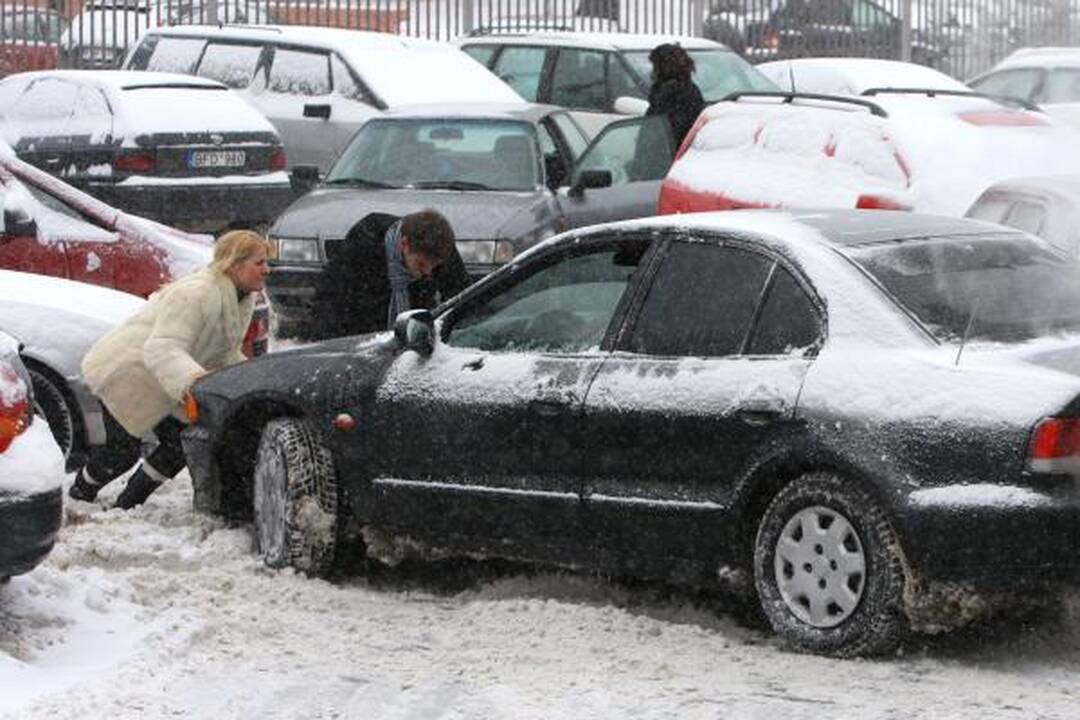 Kaune eismo sąlygos sudėtingos (dar papildyta)