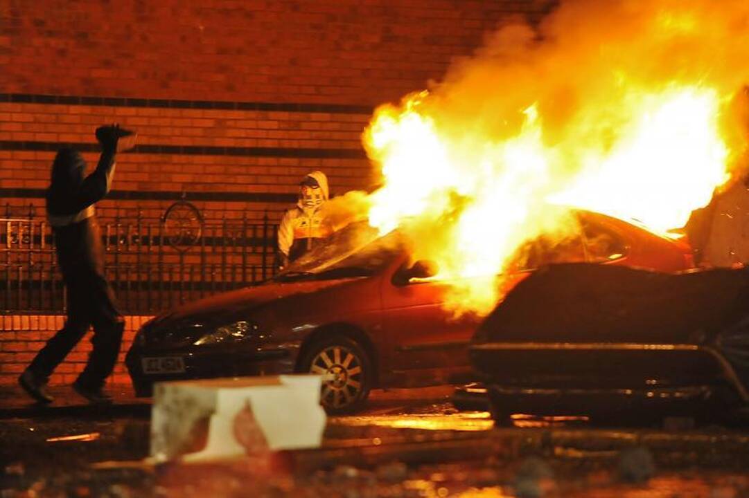 Šiaurės Airijoje antrąją naktį iš eilės vyko riaušės dėl protestantų eitynių