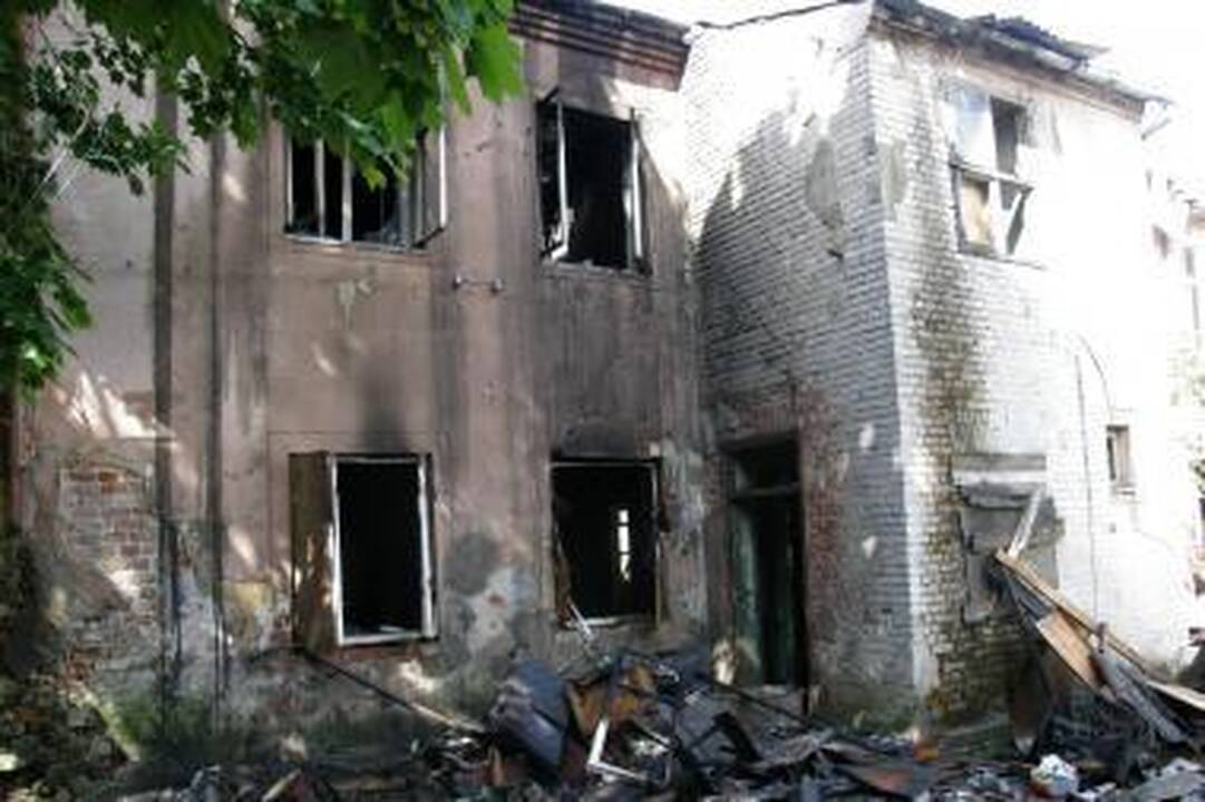 Klaipėdoje iš degančio apleisto pastato išvestas benamis