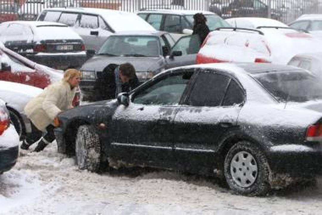 Kaune eismo sąlygos sudėtingos (dar papildyta)