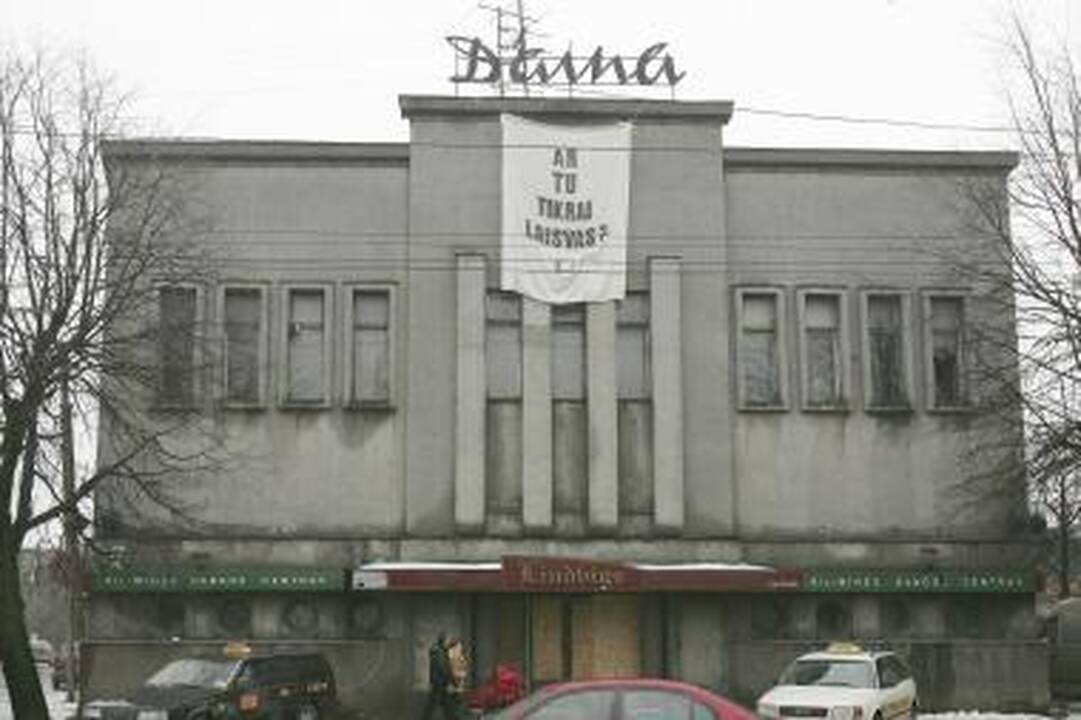 Ant „Dainos“ fasado - plakatas apie laisvę