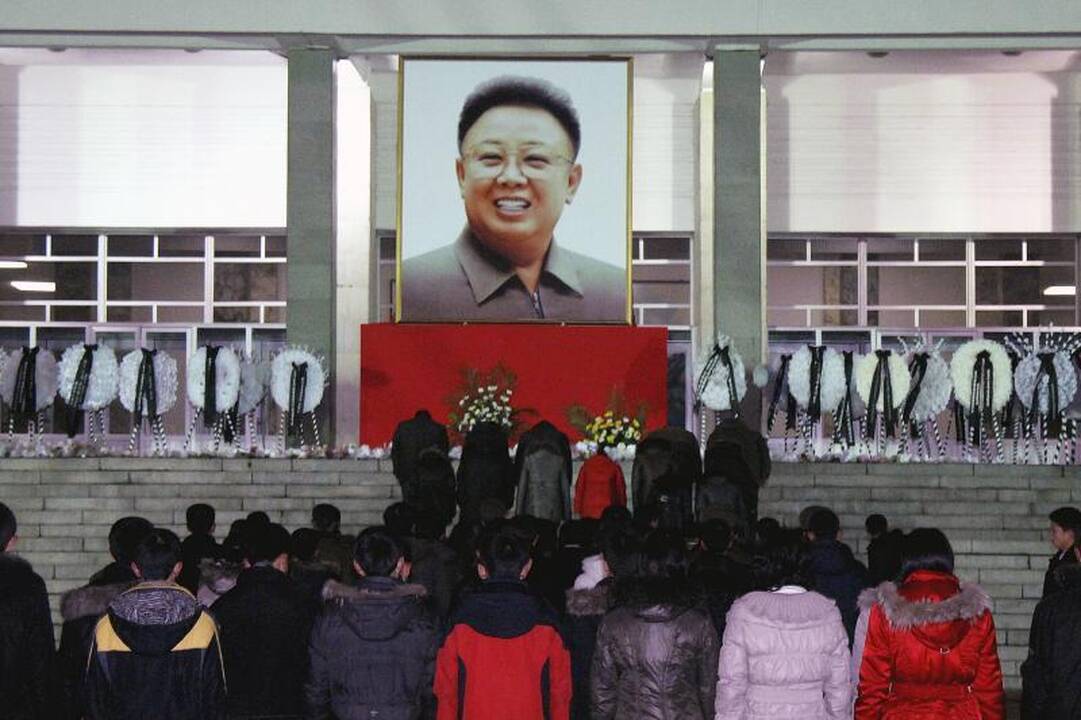 Žiniasklaida: Kim Jong Ilas gali būti balzamuotas