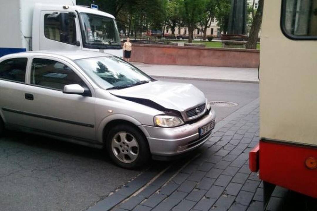 Vilniaus centre automobilio ir troleibuso avarija sukėlė eismo kamštį