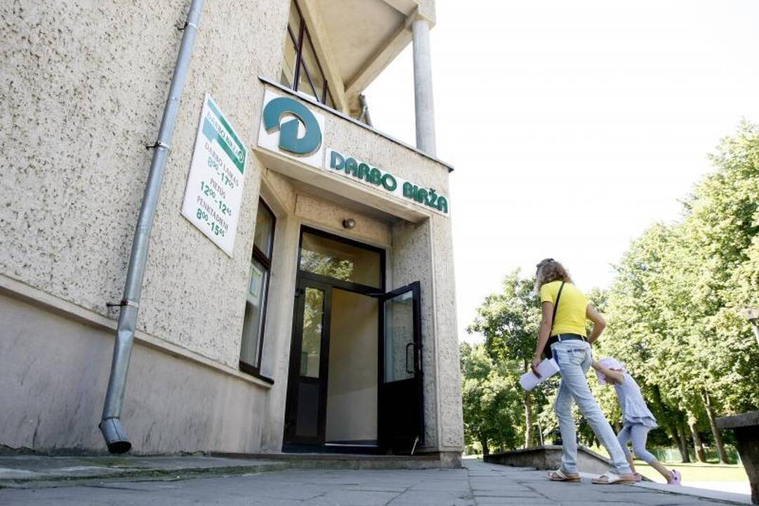 Darbą radusiems asmenims siūloma dar pusmetį mokėti 50 proc. pašalpos