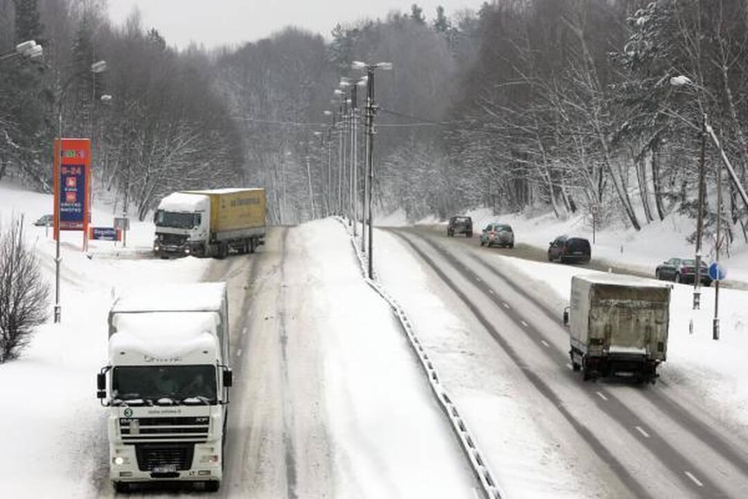 Eismos sąlygos išlieka sudėtingos, sninga didžiojoje Lietuvos dalyje