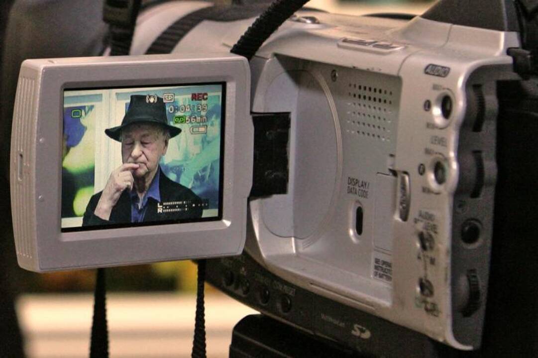 Jubiliejų sutinkančiam J. Mekui vis dar rūpi griauti sienas ir tvoras