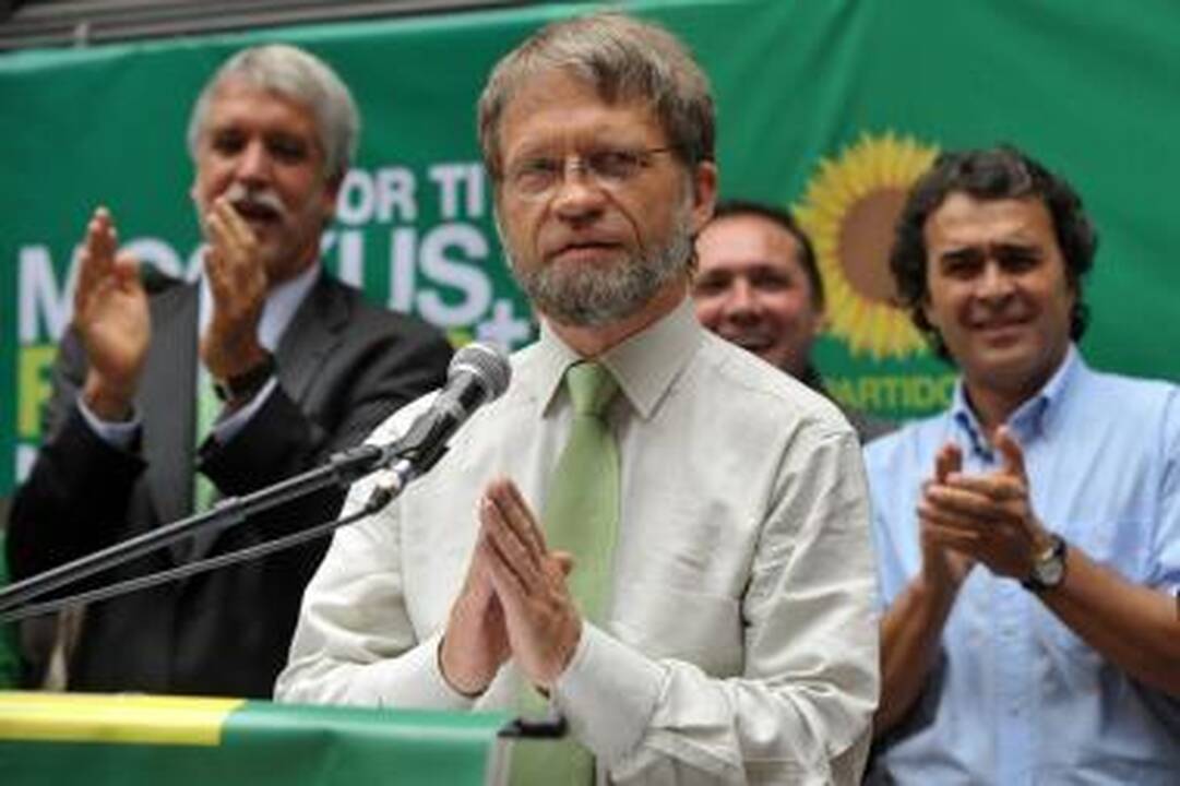 Kolumbijoje lietuvis A.Mockus lenkia savo varžovą prezidento rinkimų kampanijoje