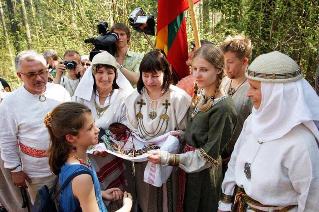 Senojo baltų tikėjimo tęsėjai romuviai sutinka Naujuosius metus - Jorę