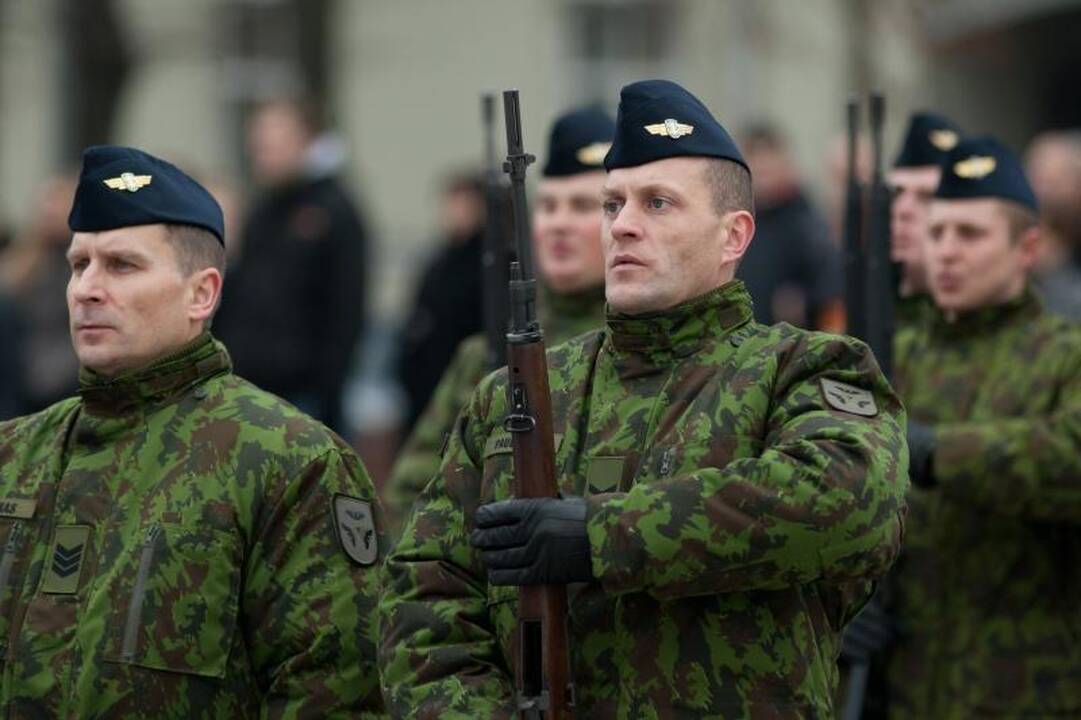 Seimas ėmėsi J. Oleko siūlymo drausti kariams dirbti papildomai 