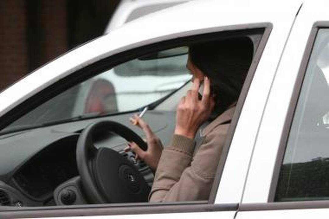 Skambučiai ir SMS Europoje kainuos dar pigiau