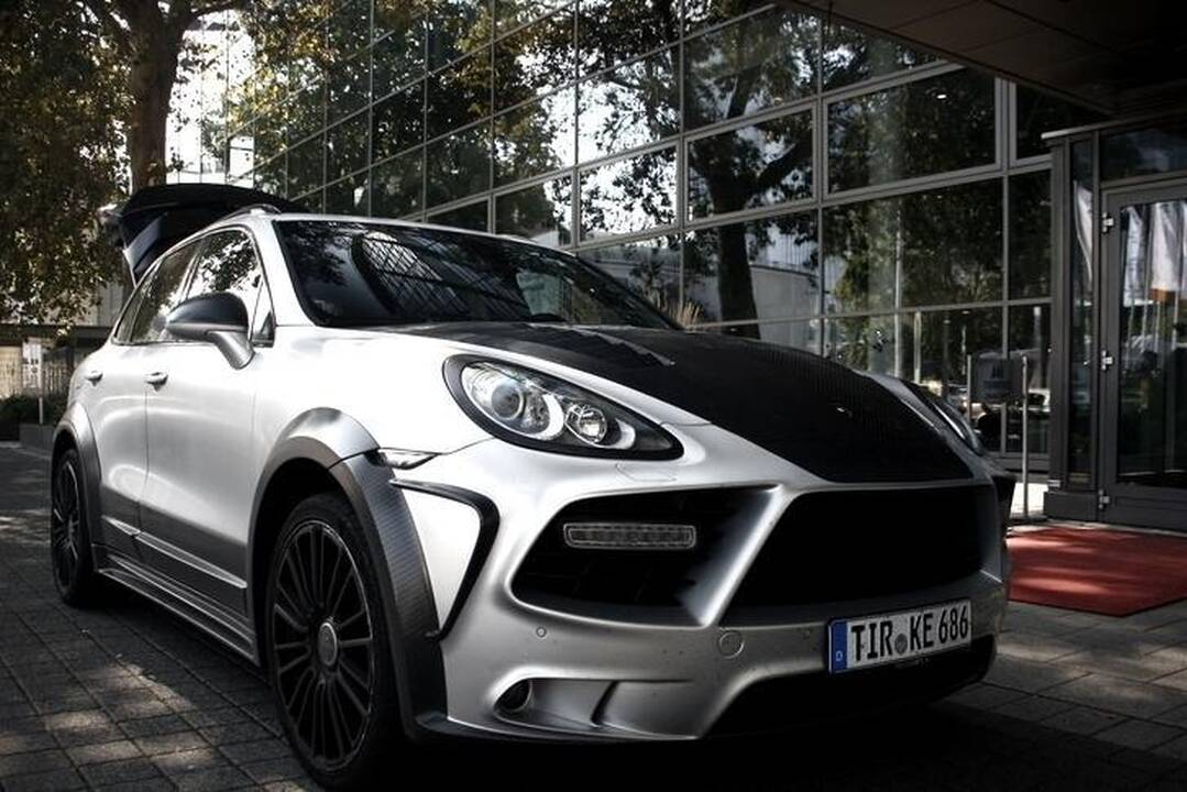 Auksarankiai „papiktino“ galingąjį „Porsche Cayenne“ 