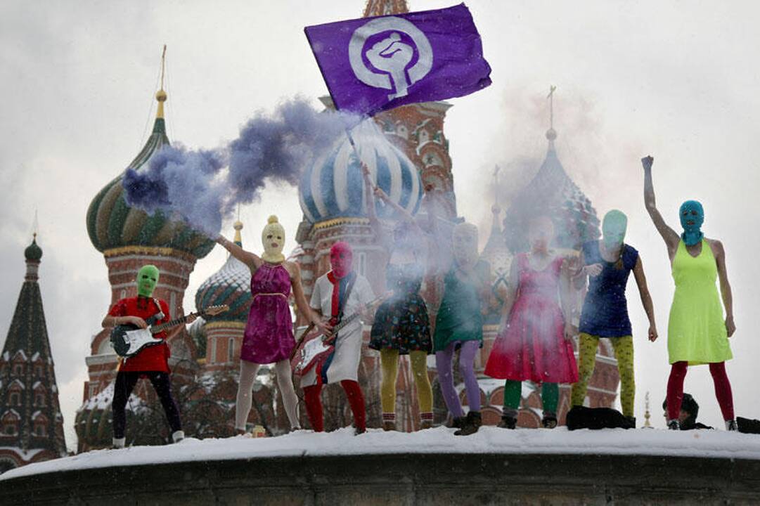Rusijoje kalinama grupės „Pussy Riot“ narė perkelta į ligoninę