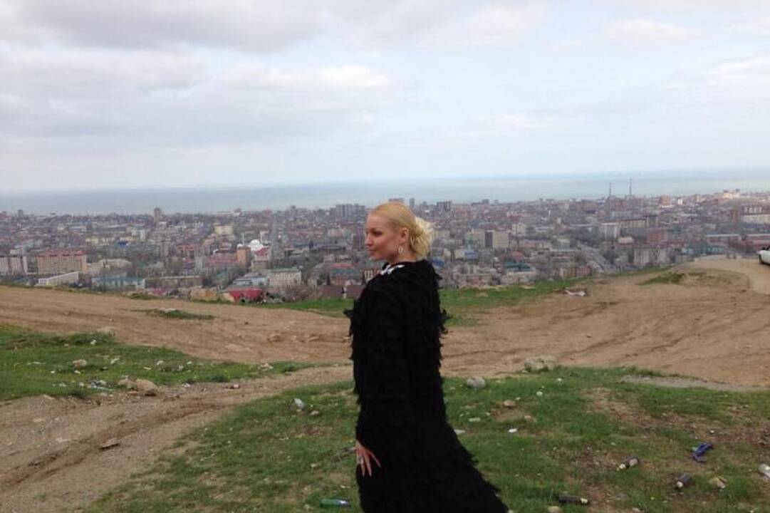 A. Voločkova pozavo tuščių butelių ir šiukšlių fone (foto)