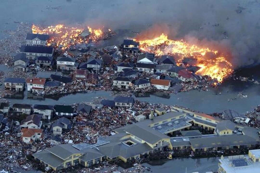 Japonijoje drebėjimas ir cunamis nusinešė šimtus gyvybių (papildyta 16.30 val.)