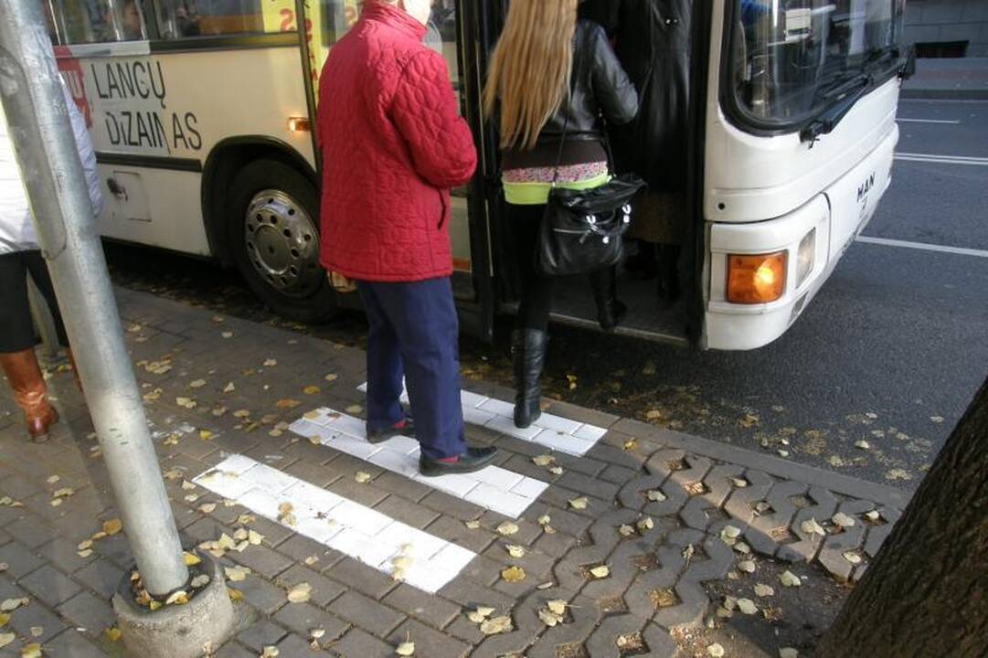 Ant šaligatvių - naujos žymos autobusų vairuotojams ir keleiviams