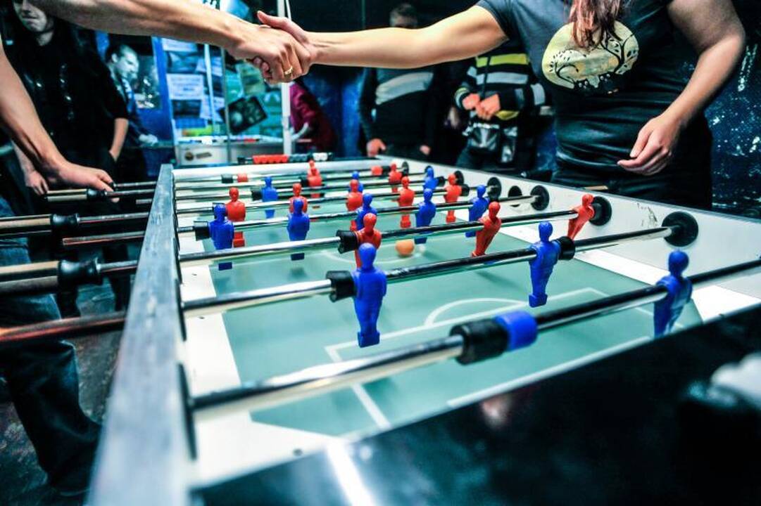 Rankomis žaidžiamas futbolas – irgi sportas