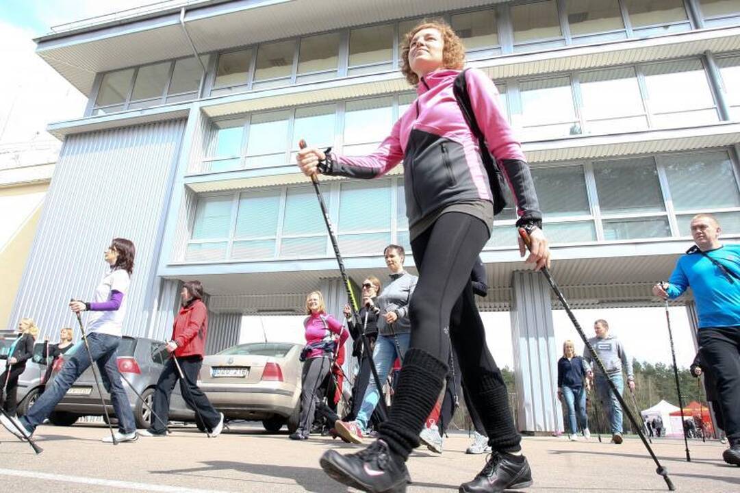 Vingio parke įvyko pirmasis šiaurietiško ėjimo žygis