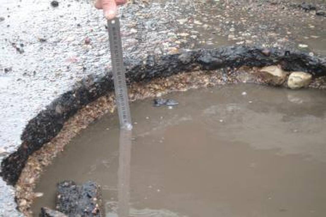 Duobė Raudondvario plente apgadino dešimtis padangų