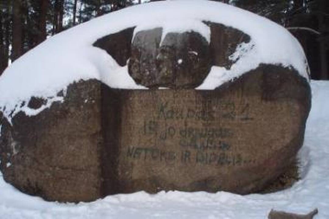 Išniekintas Puntuko akmuo (foto)