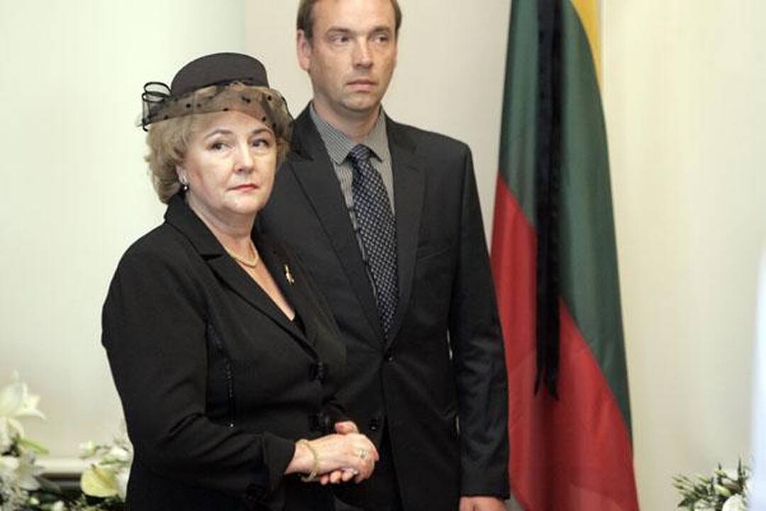 Žmonės ateina pasakyti "sudie" išėjusiam prezidentui