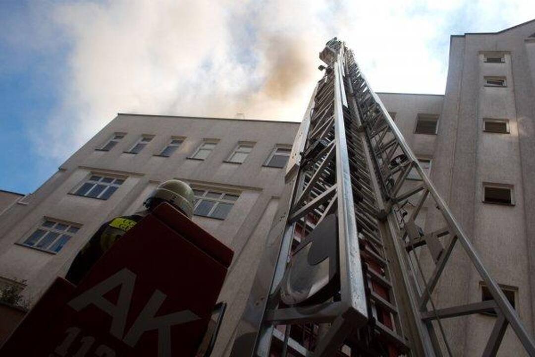 Vilniuje liepsnoja gyvenamojo namo stogas
