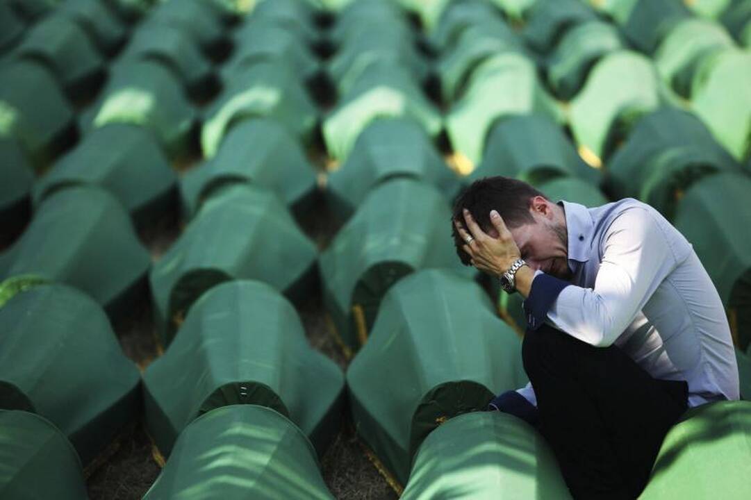 Bosniai laidoja 520 Srebrenicos genocido aukų