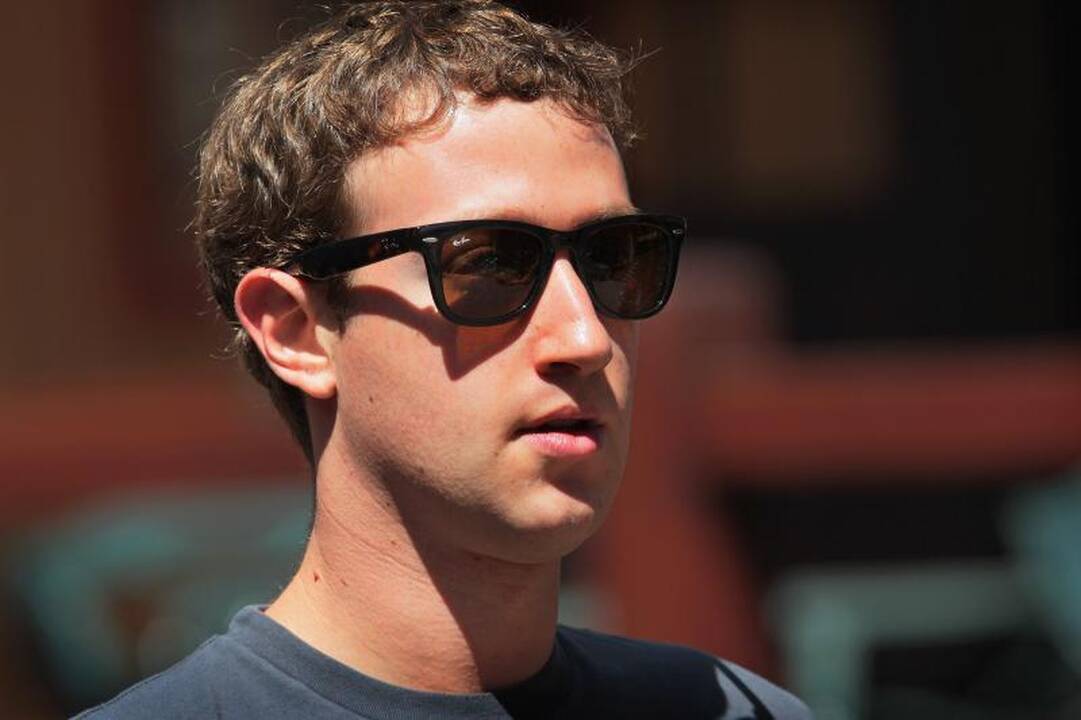 Ir M. Zuckerbergas „apsikarpė“ algą iki 1 „bakso“ (vengia mokesčių?)