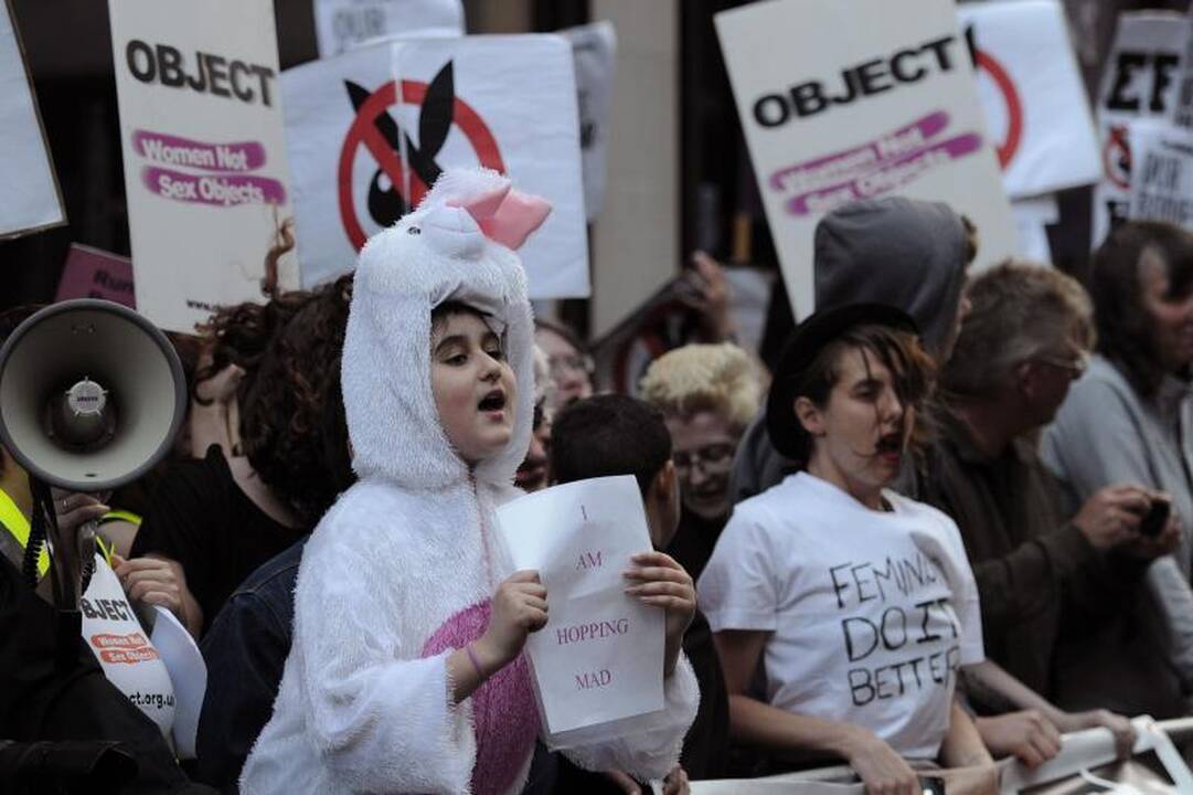"Playboy" klubo atidarymas Londone neapsiėjo be feminisčių protesto