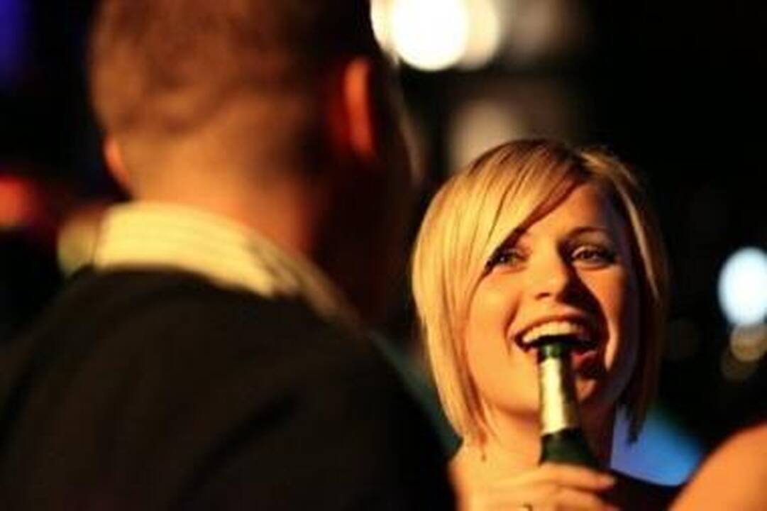 Siūloma didinti baudas už nepilnamečių girdymą