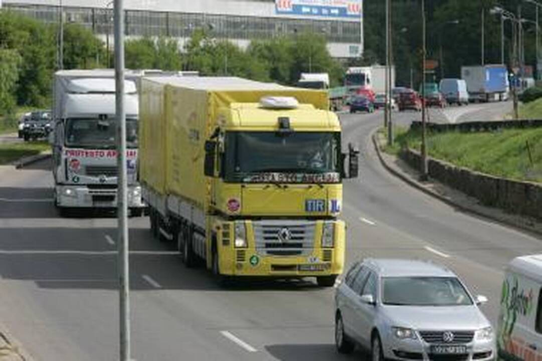Oro transporto sektoriaus suirutė augina sausuma pervežamų siuntų srautus