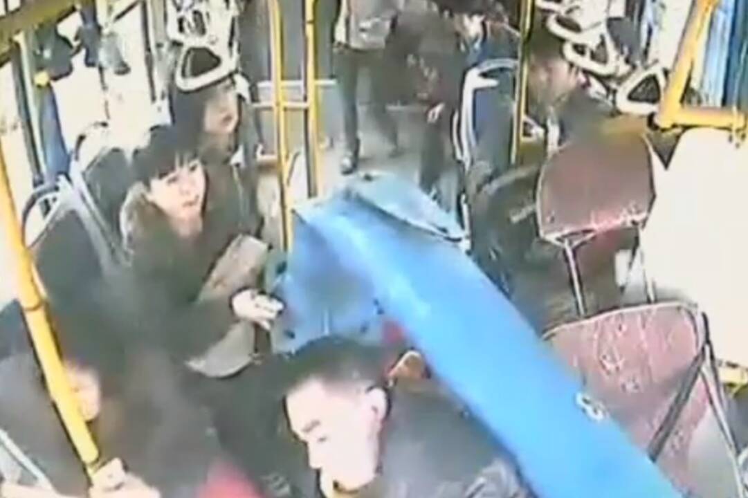 Kinijoje pro priekinį autobuso stiklą įlėkė apšvietimo stulpas