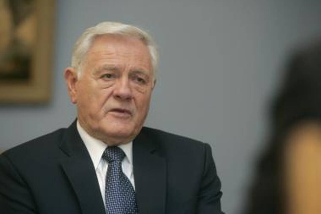 V.Adamkus - už aktyvesnį bendradarbiavimą su Azerbaidžanu 