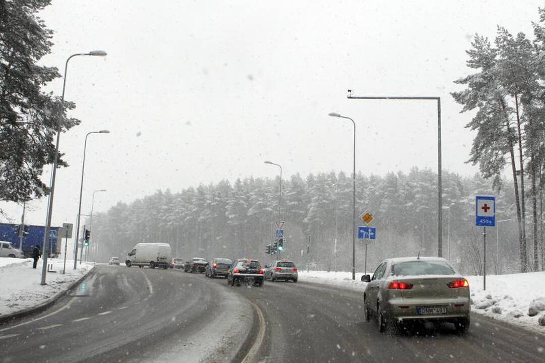 Vilniuje susidarė kilometrinės automobilių spūstys
