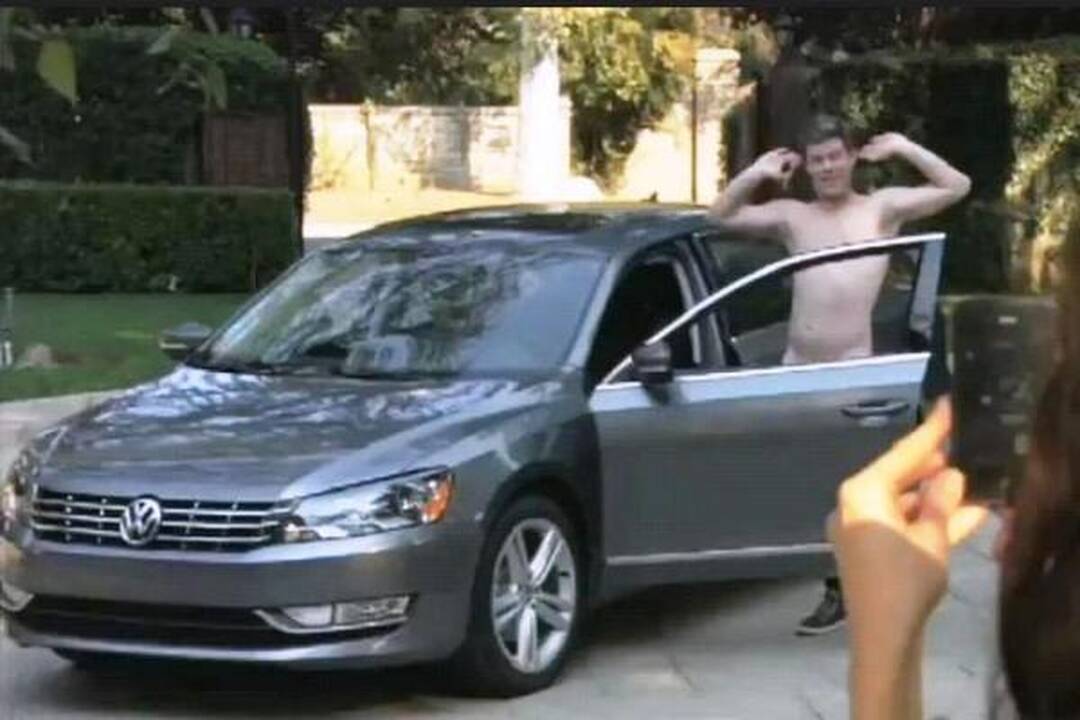 „Volkswagen“ reklamoje – nuogas vyras prie vairo