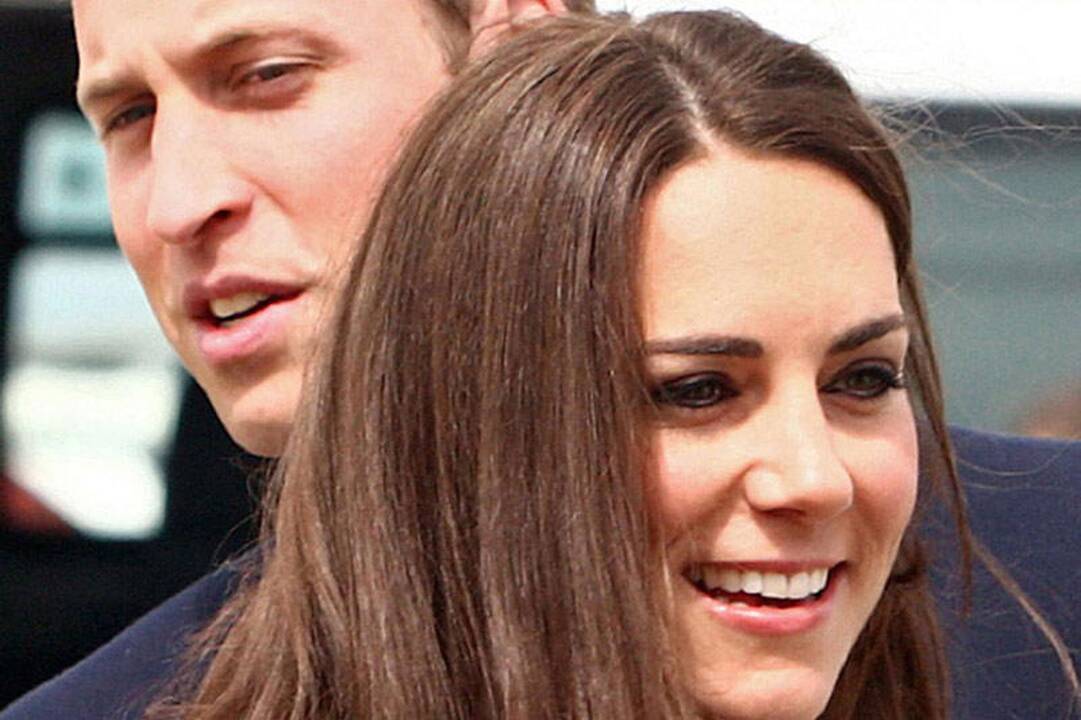 Kate pasistengė įtikti kanadiečiams klevo lapais ant galvos