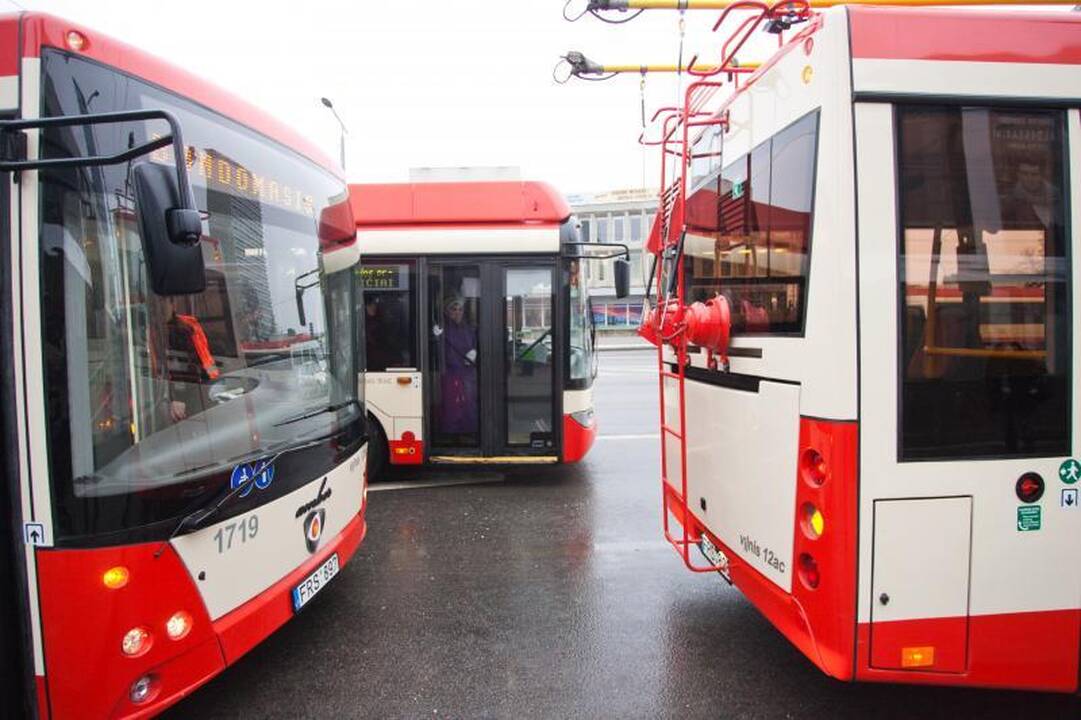 Troleibusą bandęs remontuoti vairuotojas nukrito - vyriškį ištiko koma