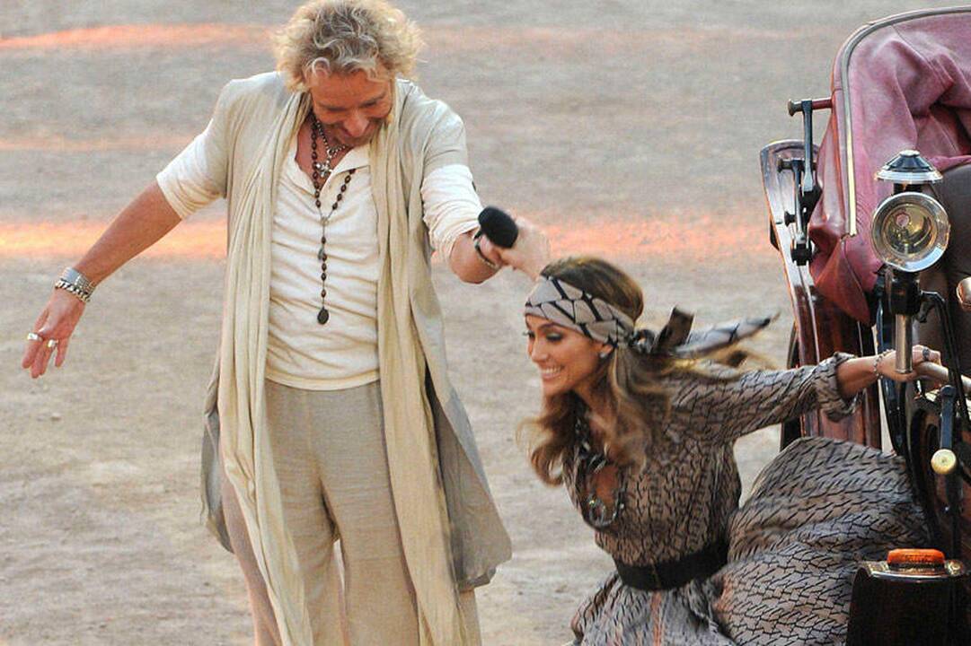 Jennifer Lopez Vokietijos publikai parodė savo krūtį
