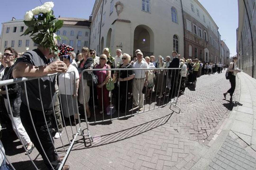 A.Brazausko laidotuvės - gedulas išsisklaido už kampo