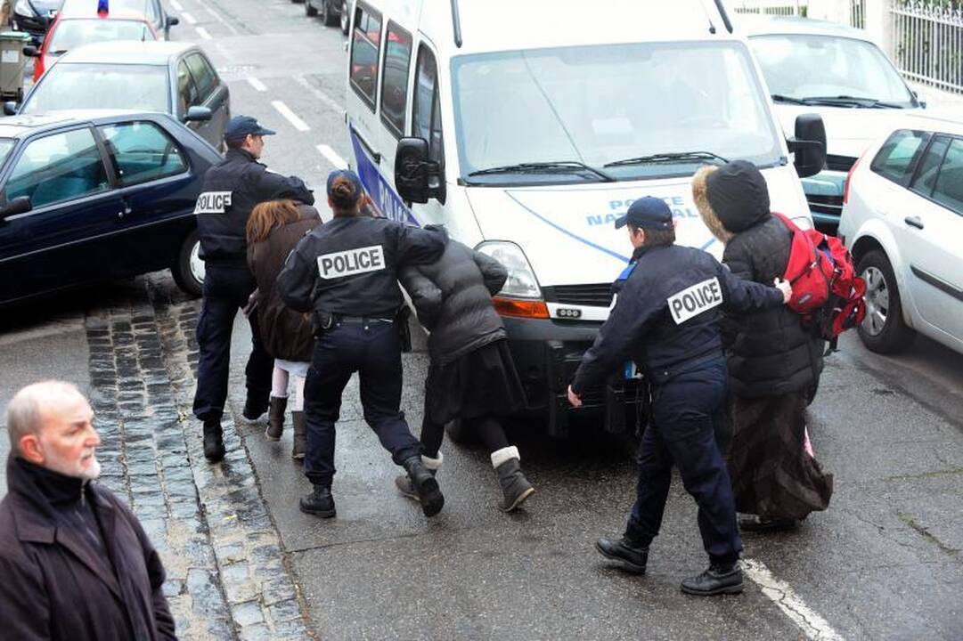 Per išpuolį žydų mokykloje sužeistas paauglys yra stabilios būklės