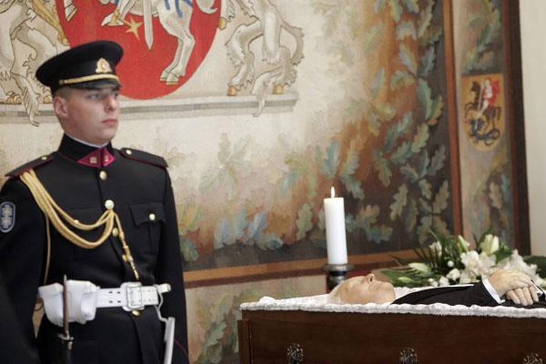 Užuojautą dėl A.Brazausko mirties Lietuvos ambasadose reiškia esami ir buvę valstybių vadovai