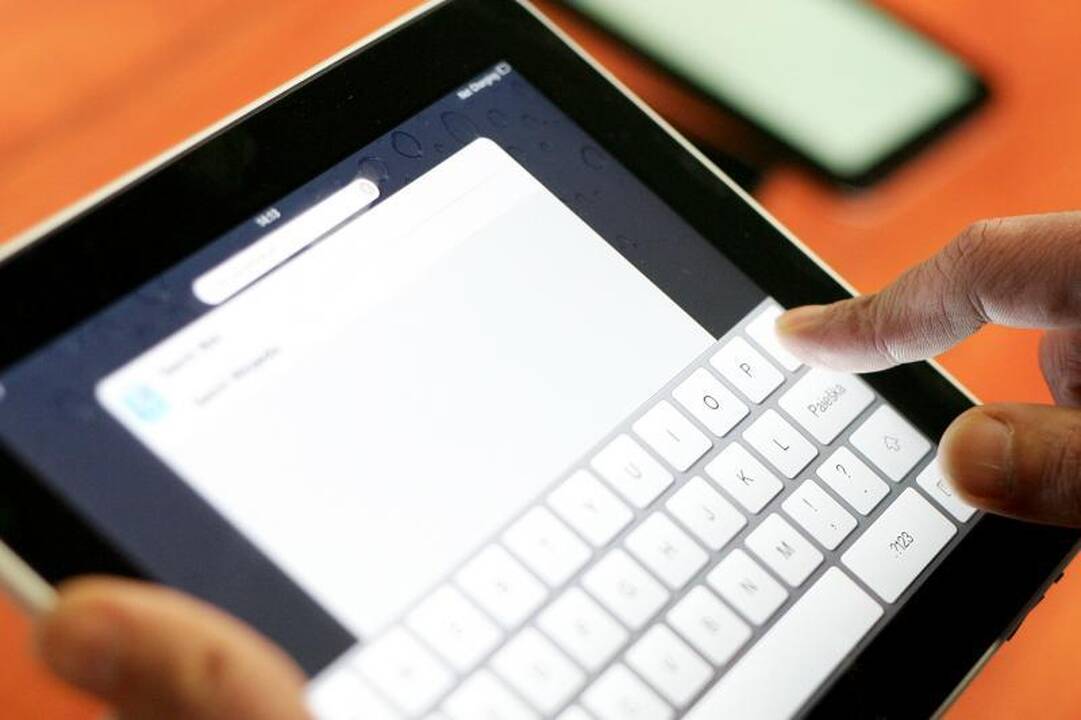 Moksleiviai bando lietuviškai prakalbinti kompiuterius
